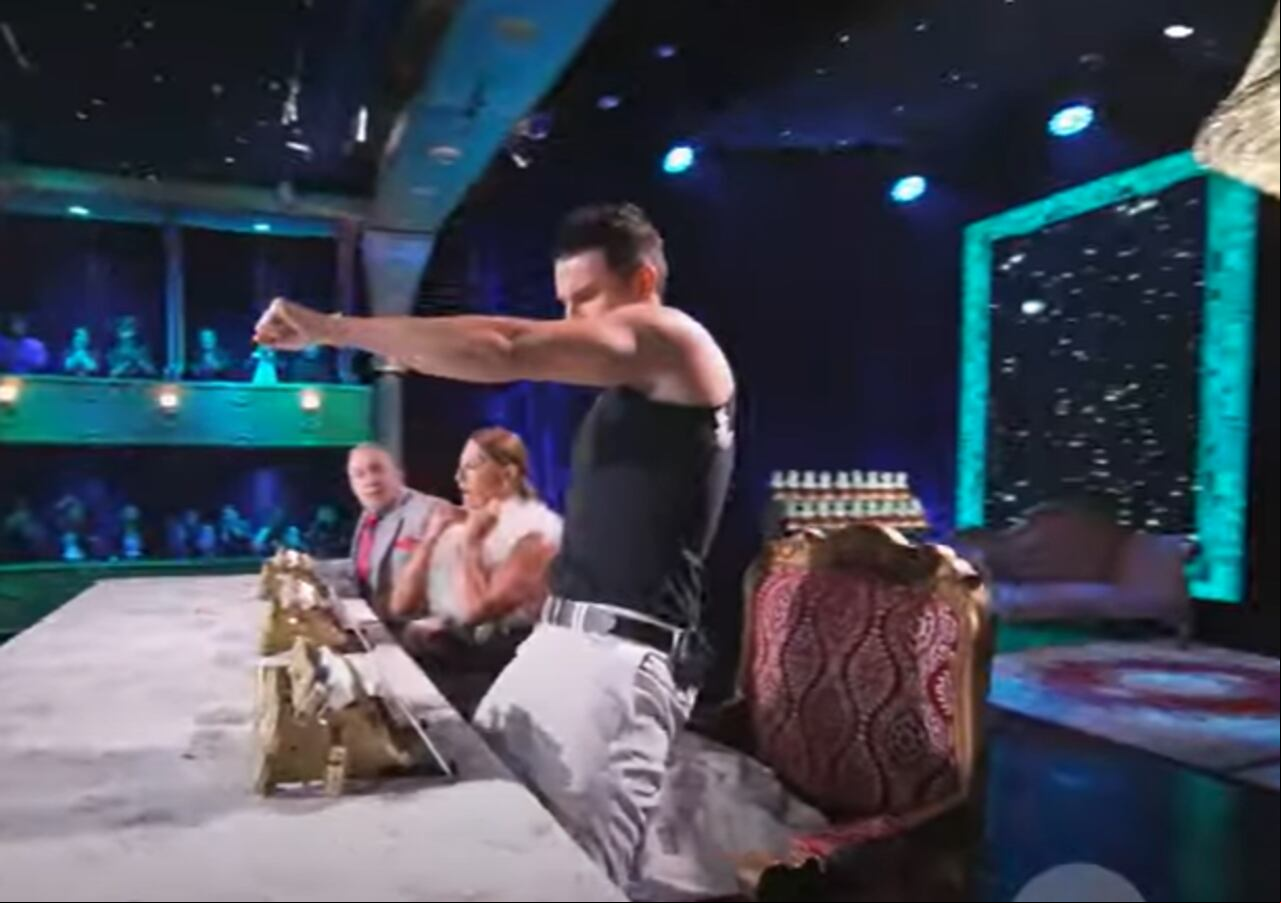 Pipe Bueno se puso a bailar al ritmo de 'Ryan Castro' de Yo Me Llamo y hasta se quitó la ropa.