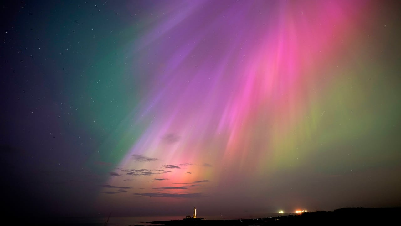 Una aurora boreal brilla en el horizonte sobre el faro de St. Mary en la costa noreste de Inglaterra, el viernes 10 de mayo de 2024. En todo el mundo se reportaron brillantes luces púrpuras, verdes, amarillas y rosadas, con avistamientos en Alemania, Suiza, Londres y Estados Unidos y Canadá.