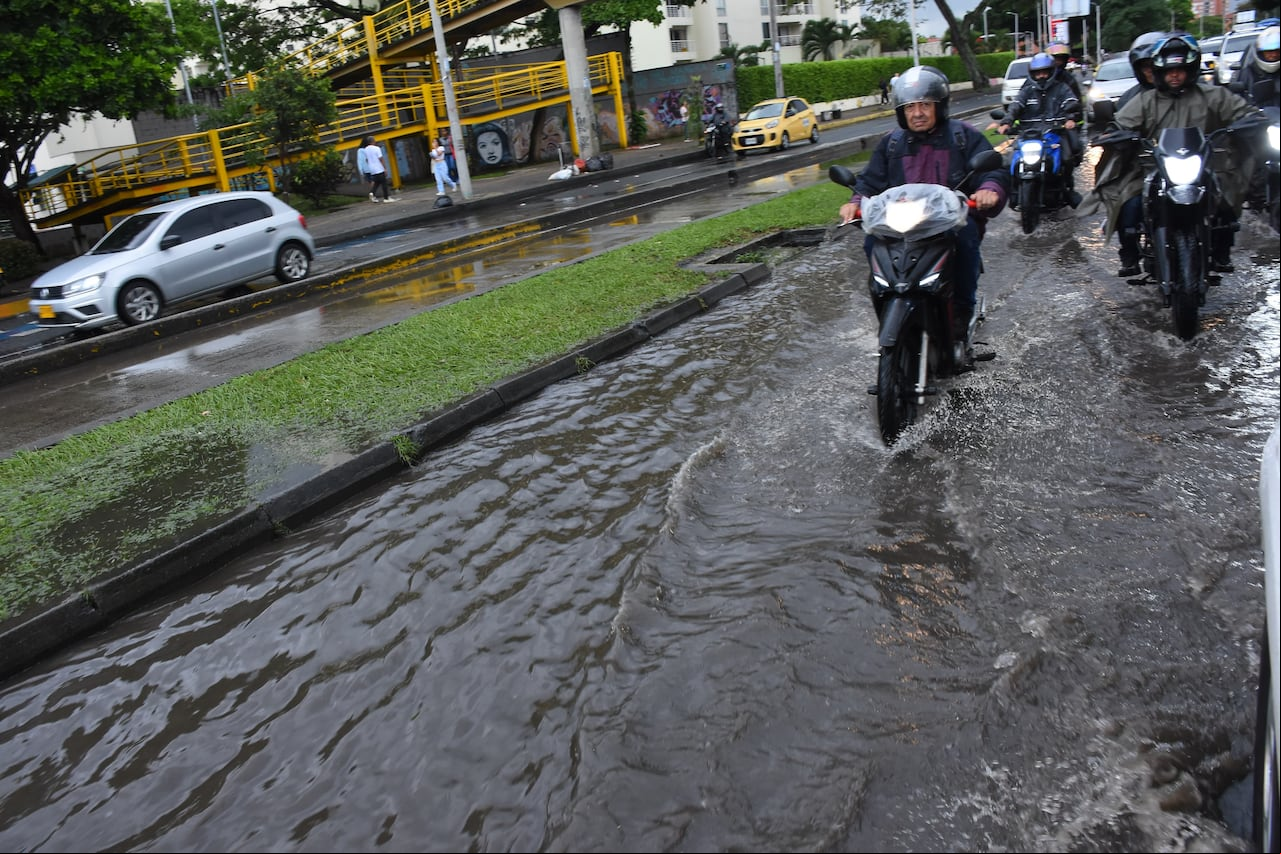 Las fuertes lluvias afectan este sábado a la ciudad de Cali, donde las autoridades se encuentran en alerta. Foto: Aymer Álvarez / El País.