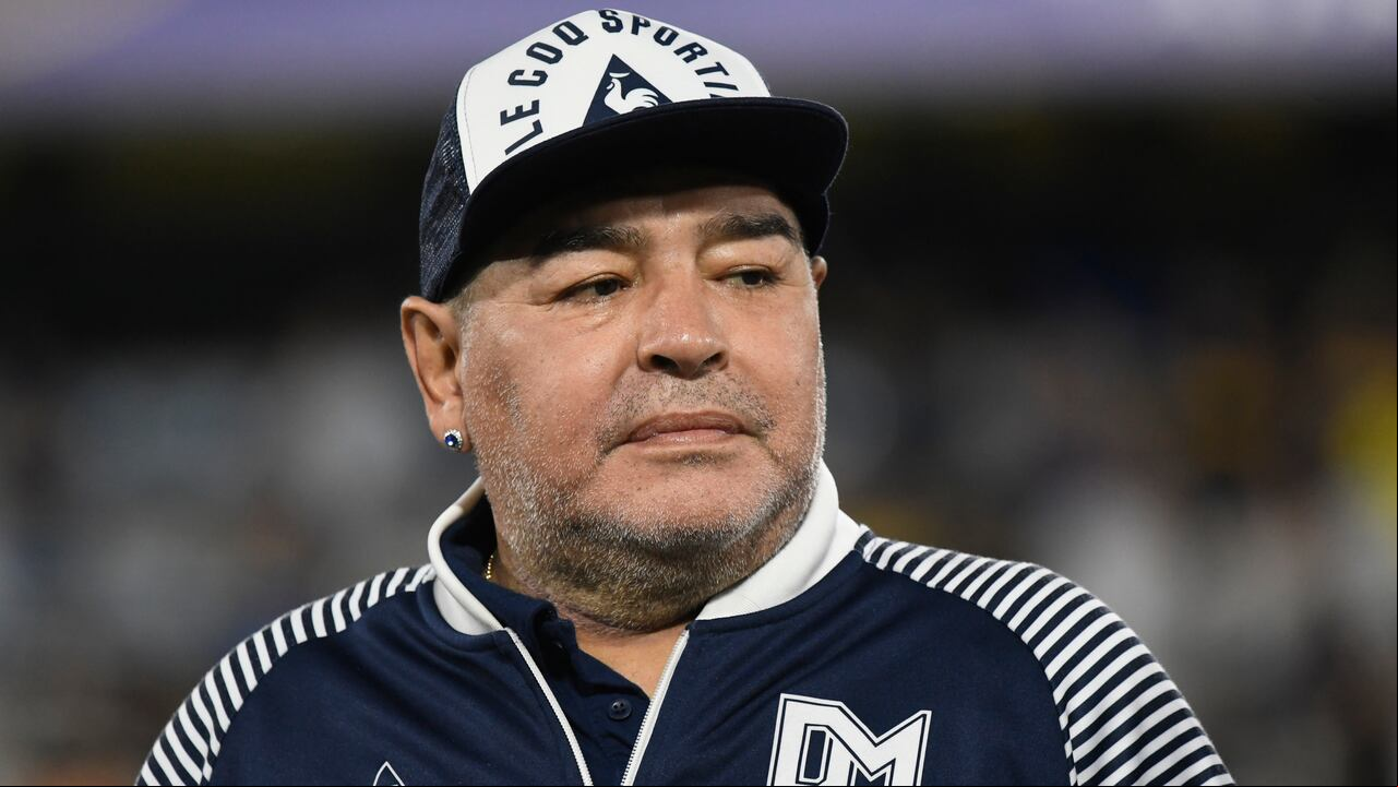 BUENOS AIRES, ARGENTINA - MARCH 07: Diego Armando Maradona (C) Head Coach of Gimnasia y Esgrima looks on prior to a match between Boca Juniors and Gimnasia y Esgrima La Plata as part of Superliga 2019/20 at Alberto J. Armando Stadium on March 7, 2020 in Buenos Aires, Argentina. (Photo by Gustavo Garello/Jam Media/Getty Images)