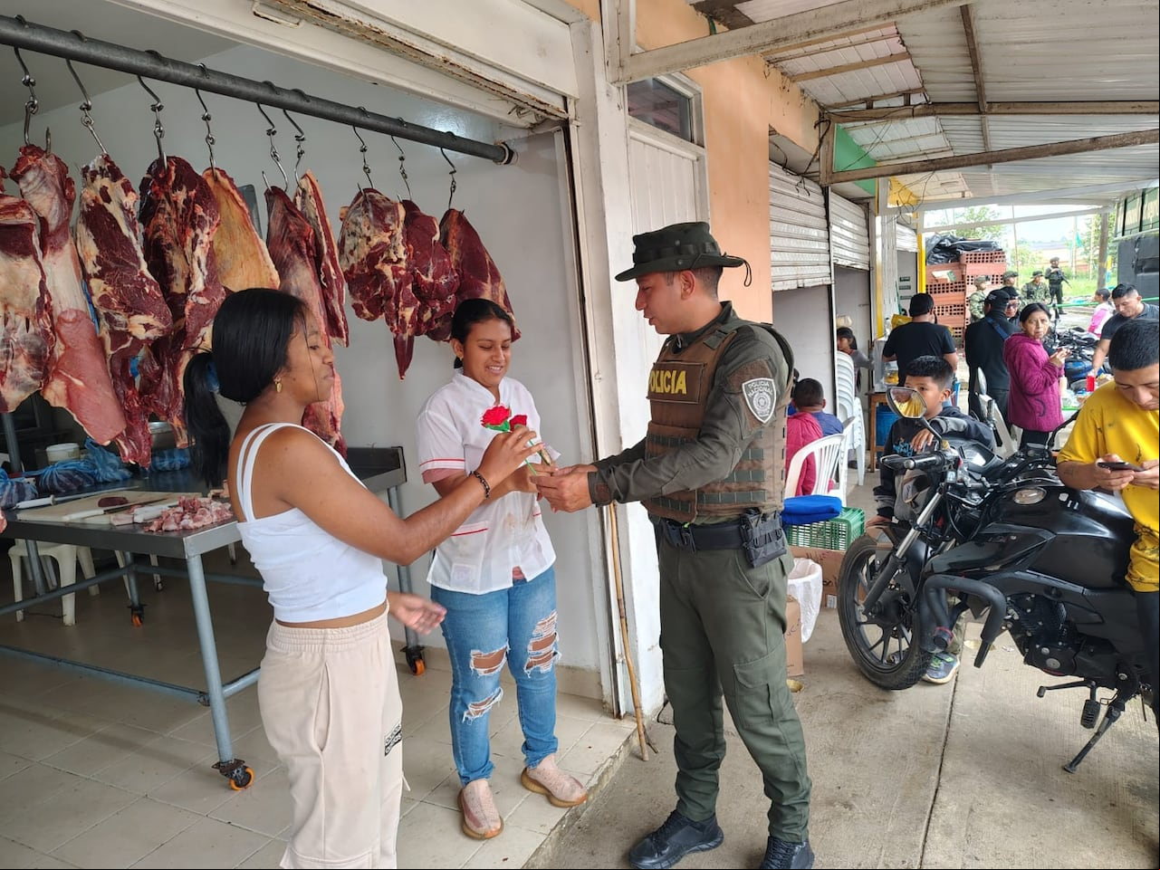 Caldono es ahora uno de los municipios donde se incrementaron las acciones armadas relacionadas con el conflicto, pero esto no fue impedimento para que los policías les celebrara el día de las mujeres a las habitantes de esta localidad de norte del Cauca.