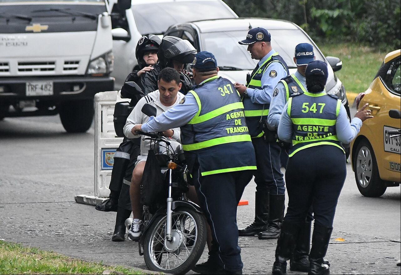 Cali: Los operativos de control por parte de agentes de tránsito que se vienen desarrollando en la ciudad han incrementado las agresiones contra los estos funcionarios de movilidad. foto José L Guzmán. EL País.