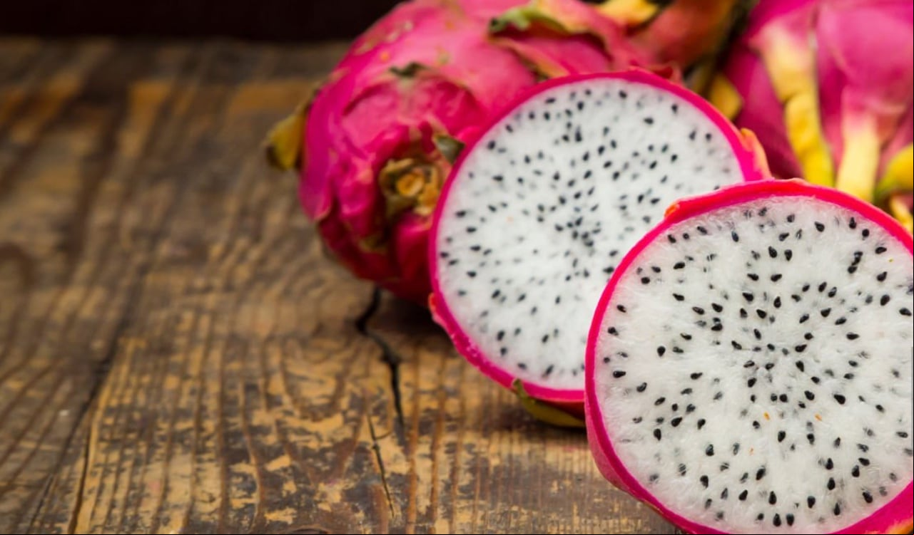 La pitaya es casi un tesoro desde el punto de vista nutricional debido a su alto contenido en antioxidantes, ácido ascórbico, fenoles, vitamina C, vitaminas del grupo B, entre otros.