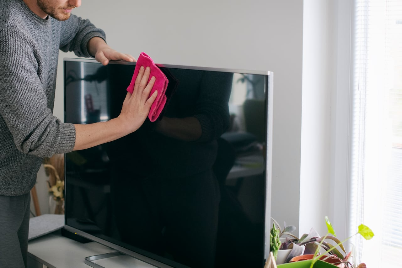 Las pantallas de los televisores modernos suelen sensibles al tacto.