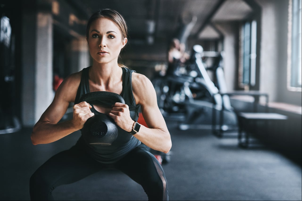 Las sentadillas son un ejercicio vital para tonificar y adelgazar las piernas.
