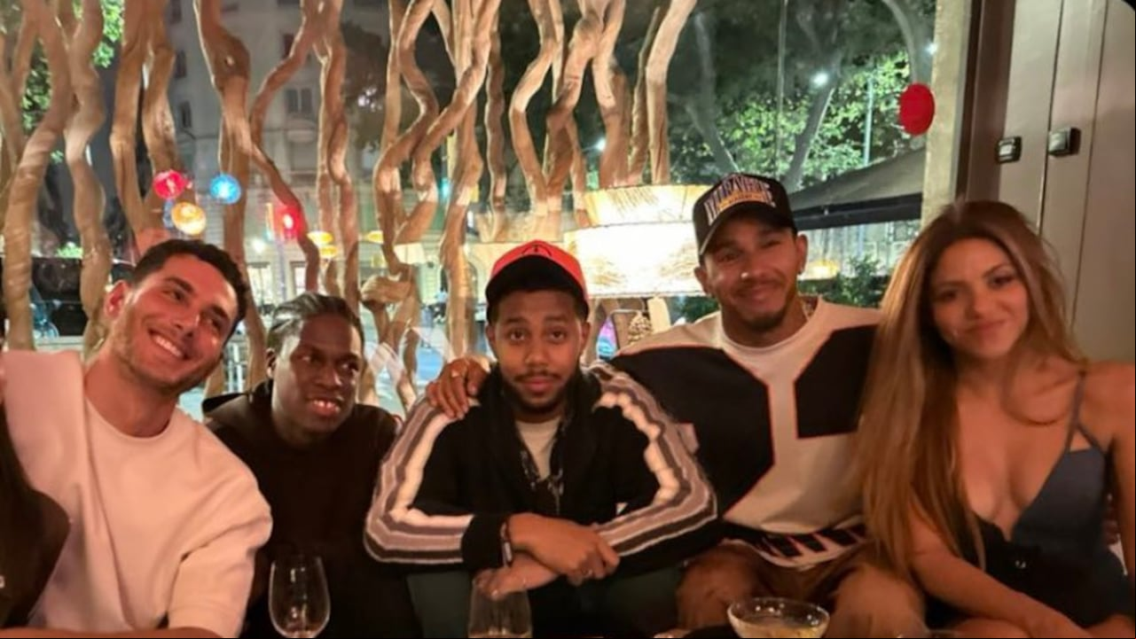 Shakira y Lewis en una cena con amigos