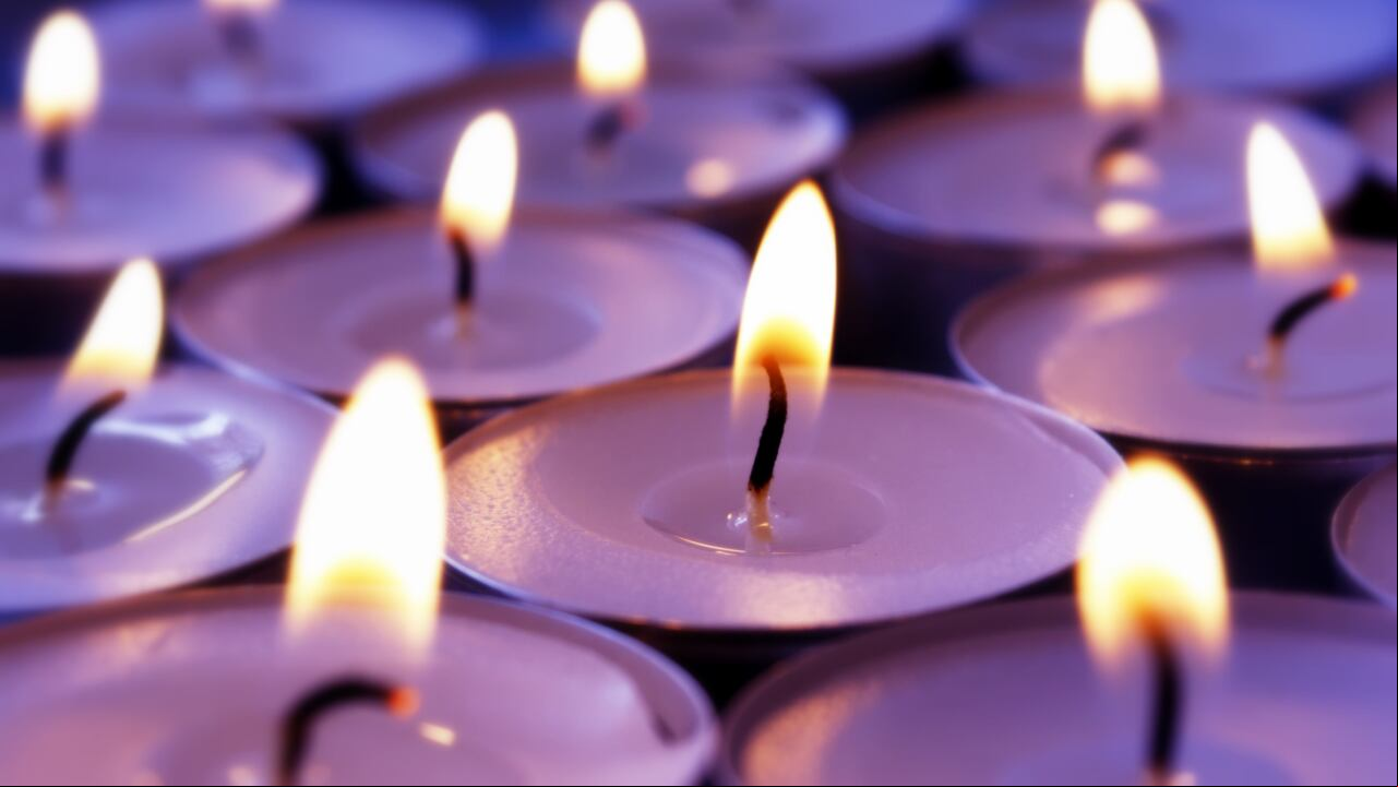 Para quienes están listos para cerrar capítulos dolorosos en sus vidas, el ritual de la vela morada proporciona un camino hacia la curación y el crecimiento personal.