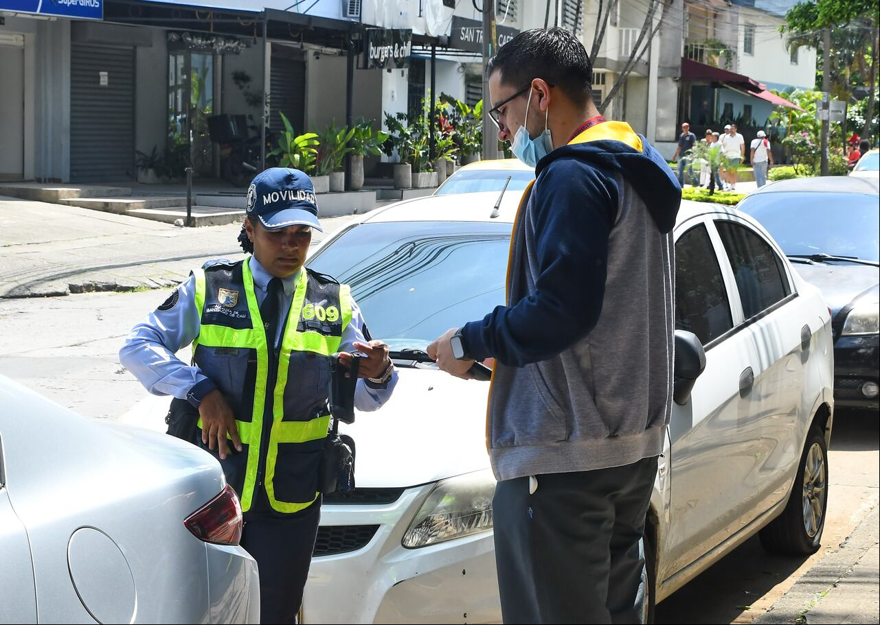 Secretaria de Movilidad de Cali los agentes de tránsito realiza operativos de control hoy en las principales vías de la ciudad. de Cali en horas de la mañana / Enero 3 de 2024, Foto Wirman Rios / EL PAIS