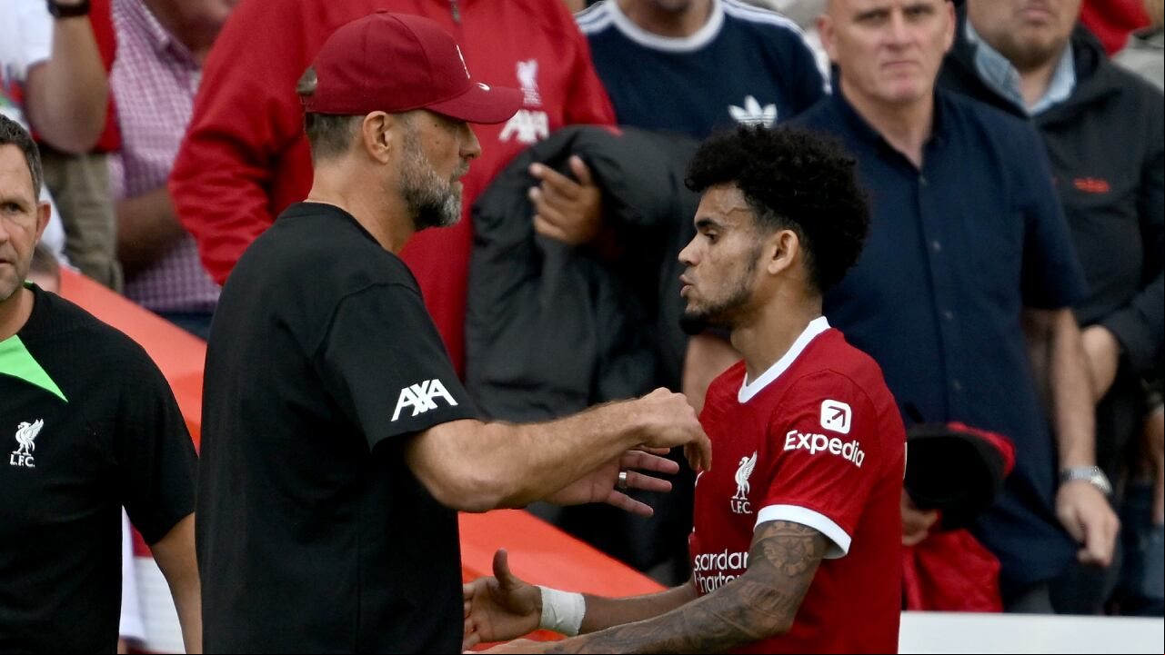Klopp abranzado a Luis Díaz, uno de sus pupilos en el Liverpool.