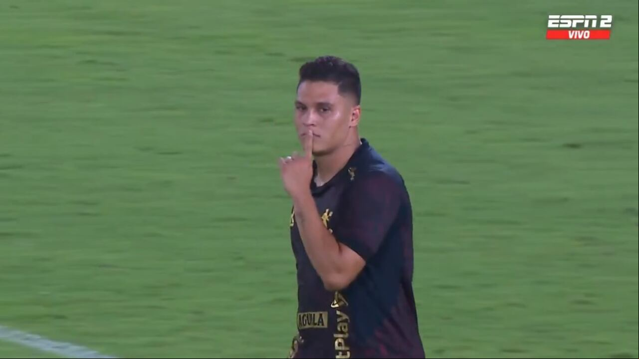Reacción de Juanfer al anotar su cobro desde el punto penal.