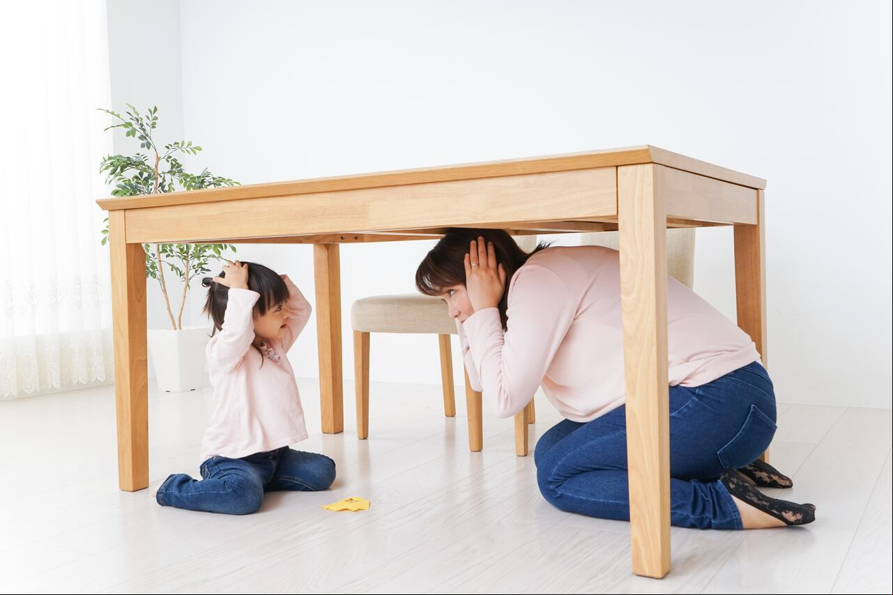 Protegerse debajo de una mesa es una de las acciones más recomendadas por parte de expertos a la hora de un sismo.