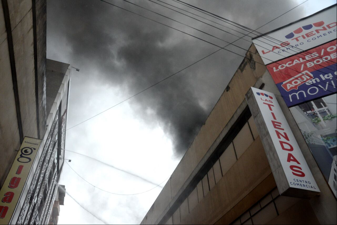 Cali: Un incendio se registro en el centro comercial Las Tiendas, ubicado en la Carrera 8 con Calle 14, en el centro de Cali. La emergencia afectó varios pisos del edificio del barrio San Pascual.
Los Bomberos Voluntarios informaron, hay tres máquinas extintoras, un carro tanque, una máquina de altura y una ambulancia en el lugar. En total, catorce bomberos y cuatro paramédicos se trasladaron al lugar para extinguir el incendio. Foto José L Guzmán. EL País Febrero 4-24