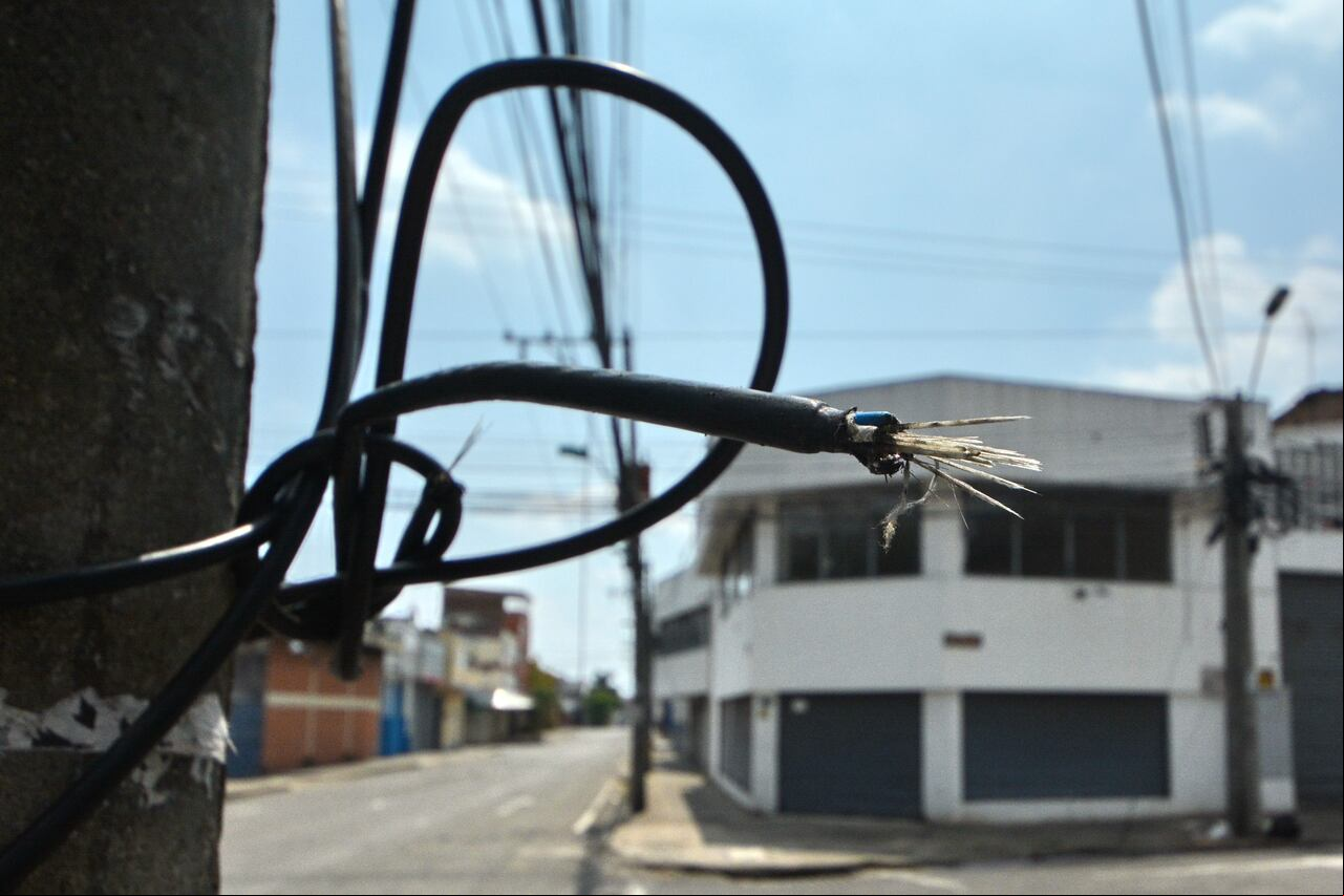 s del servicio de telefonía de Emcali, se ven afectados por el cobro de las facturas, sin estar recibiendo el servicio, ya sea por robo de cable o porque vehículos con cargas altas pasan y se llevan por delante las líneas.