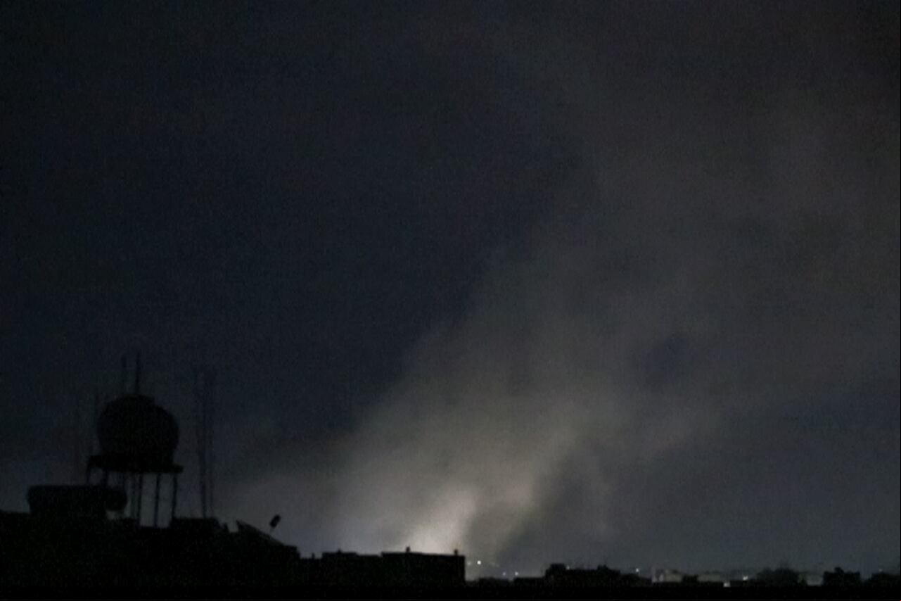 Luego de las detonaciones, organismos de socorro de Yemen se desplegaron para atender a los heridos.