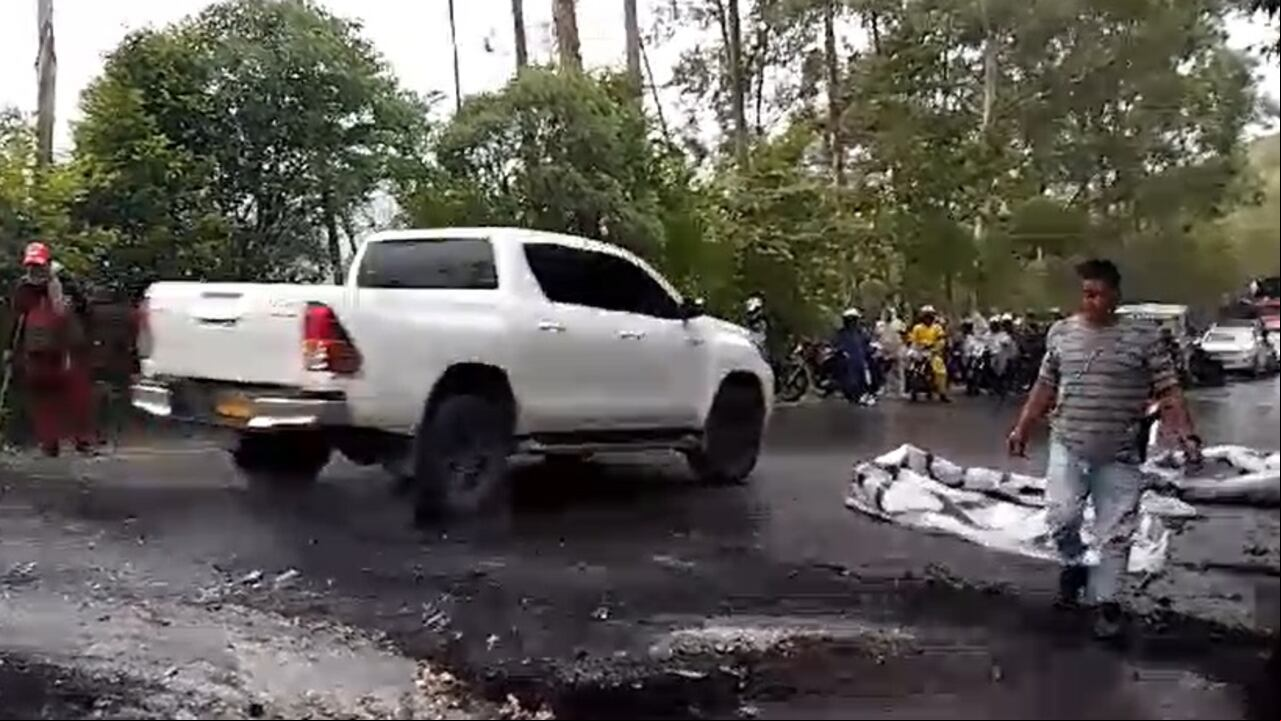 Las comunidades de Rosas, Cauca, afectadas por el deslizamiento de tierra registrado en el 2023, llegaron a nuevos acuerdos con el gobierno nacional, terminando así la protesta que mantenía bloqueada la vía Popayán-Pasto de manera parcial.