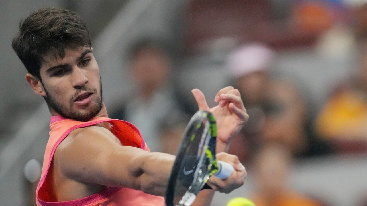 Carlos Alcaraz derrotó a Daniil Medvedev y se clasificó a la final del ATP 500 de Pekín.
