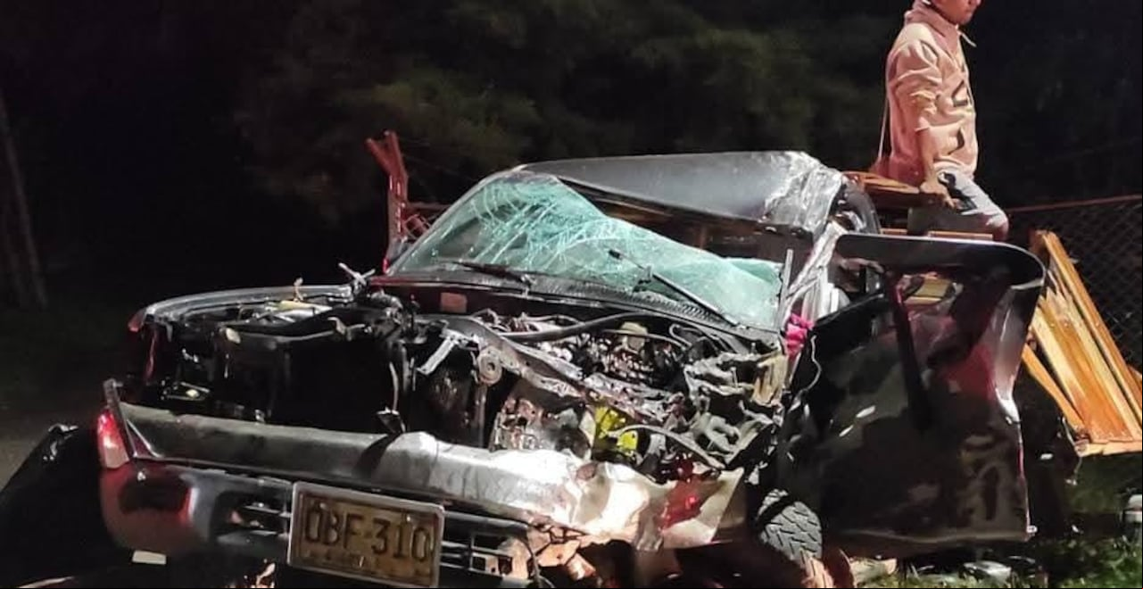 Dos personas perdieron la vida en la vía que comunica Popayán con la ciudad de Cali. En el hecho resultaron heridas otras diez personas.