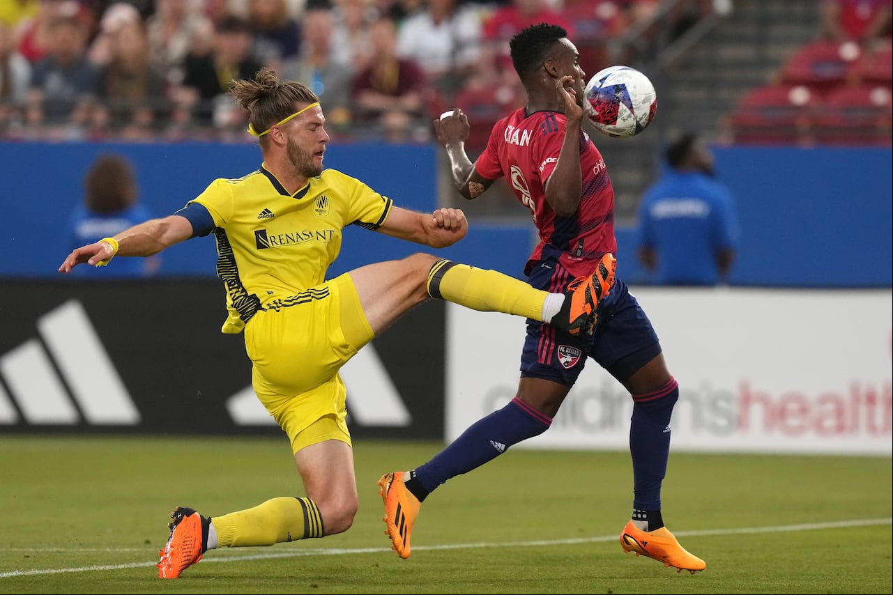El delantero del FC Dallas Jáder Obrian, a la derecha, supera al defensor del Nashville SC Walker Zimmerman durante la primera mitad de un partido de fútbol de la MLS el sábado 3 de junio de 2023 en Frisco, Texas. (Foto AP/LM Otero)