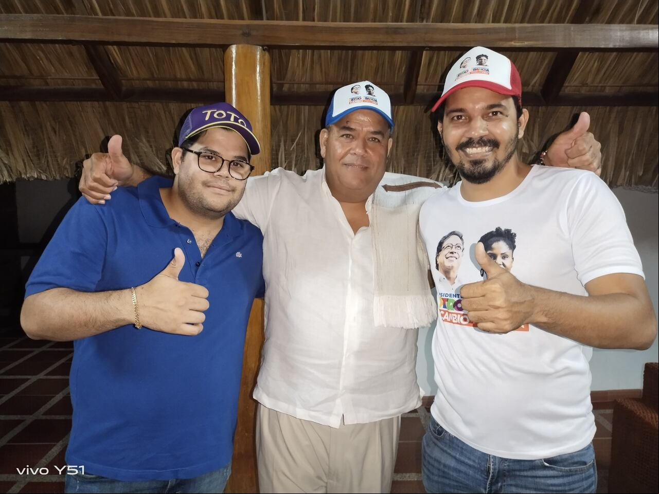 En la foto aparece al centro el exnarcotraficante Samuel Santander Lopesierra, conocido como 'El Hombre Marlboro', quien está aspirando a la Alcaldía de Maicao por el Pacto Histórico.