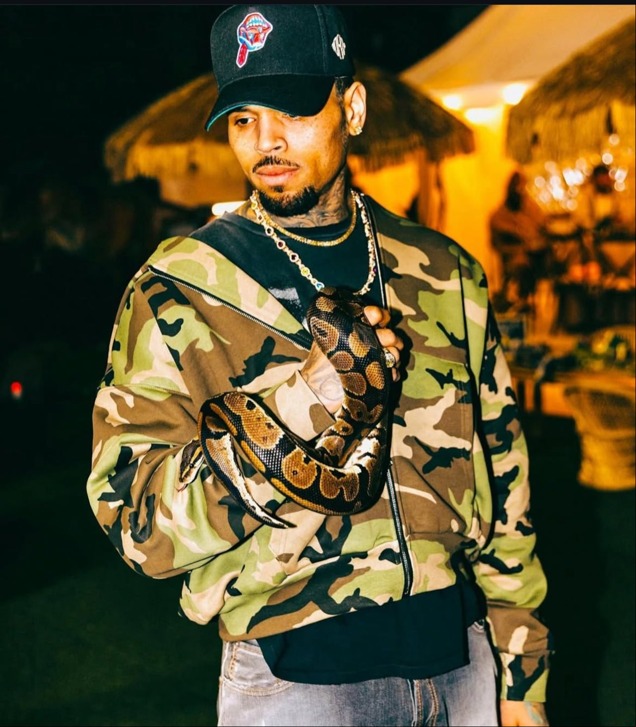 Chris Brown es cantante y compositor estadounidense.
