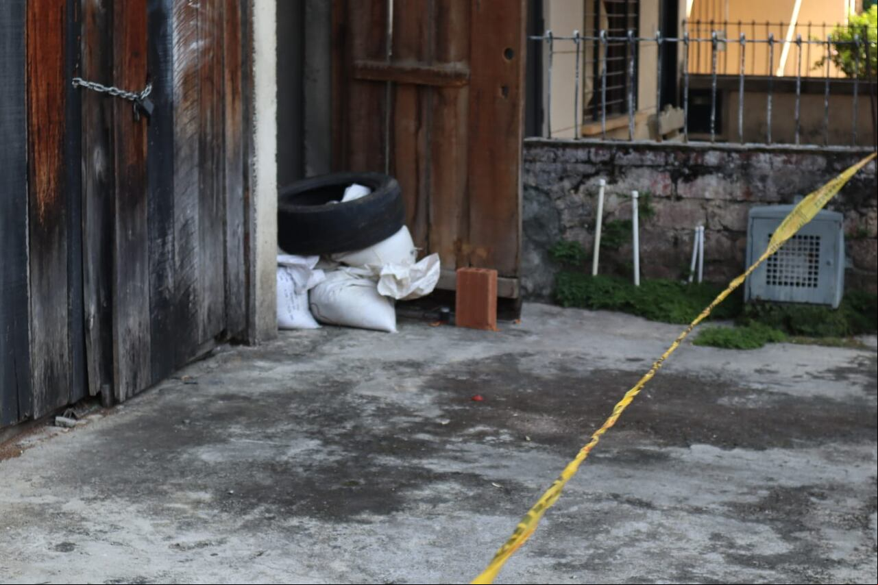 Para realizar la detonación de forma controlada, la Policía acordonó la zona.