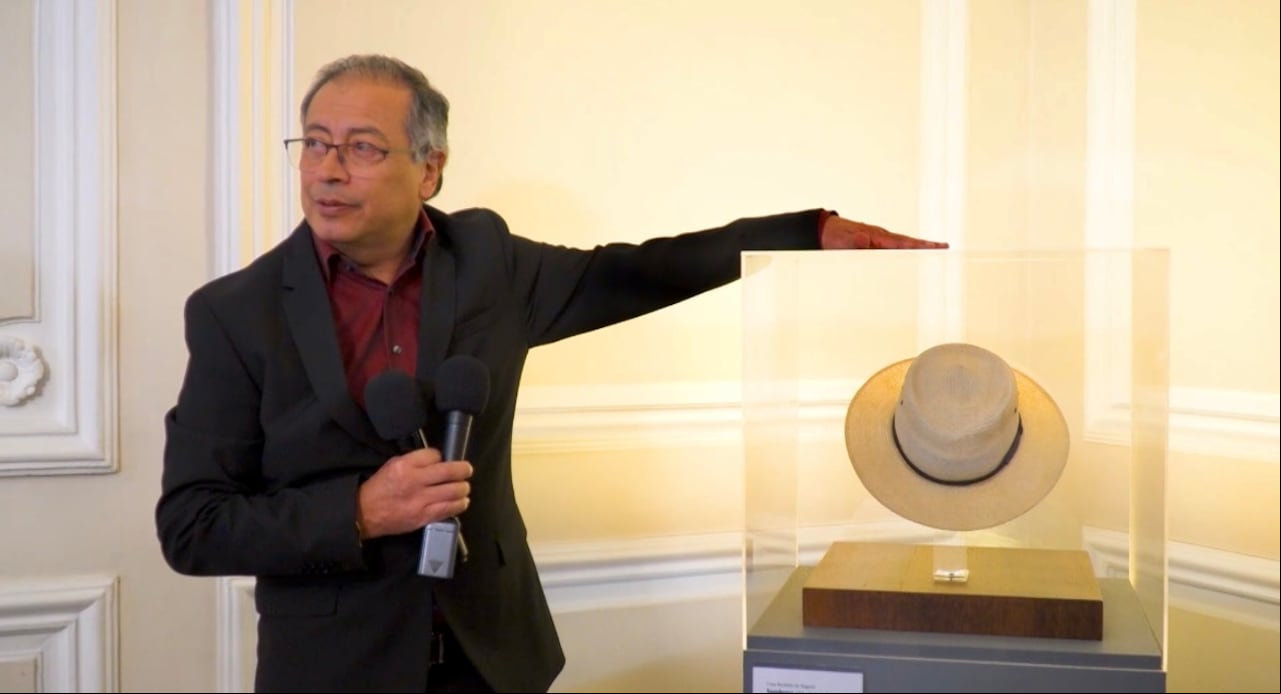 Presidente Gustavo Petro y el sombrero de Carlos Pizarro