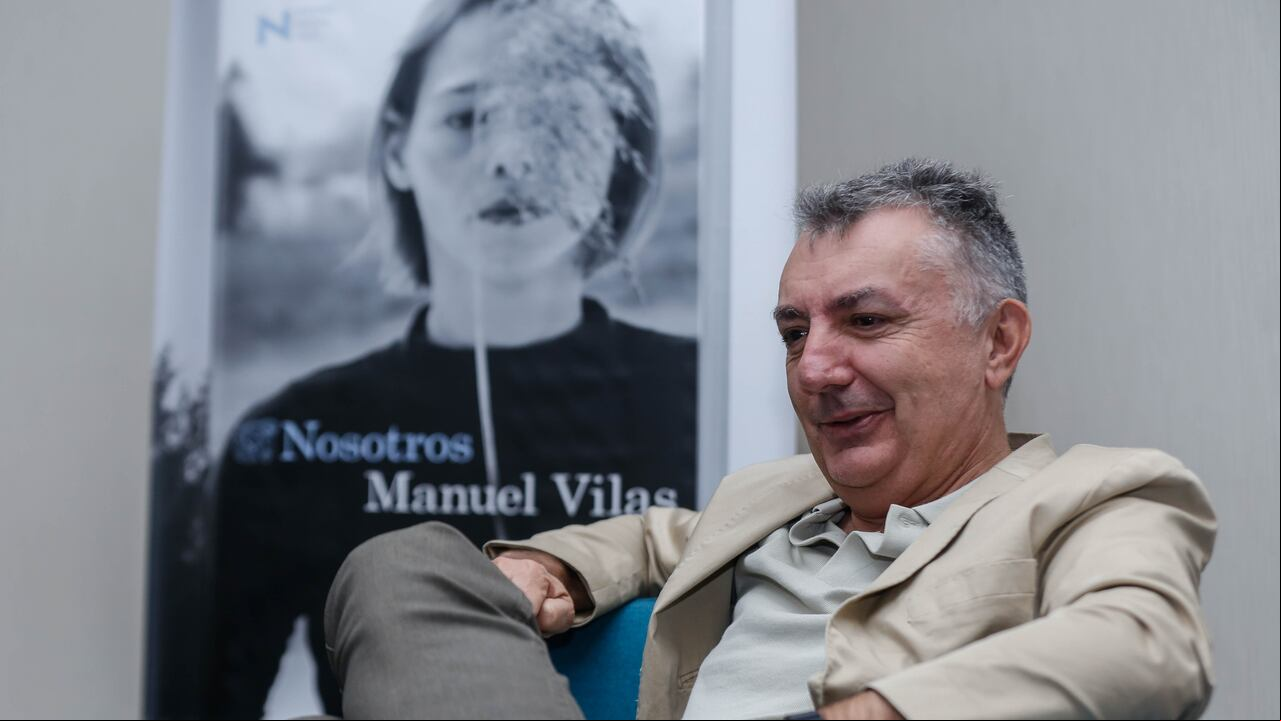 Manuel Vilas Vidal es un poeta y escritor español. Su novela más conocida es Ordesa. Fue finalista del Premio Planeta 2019 por su novela Alegría y ganador del Premio Nadal en 2023 por su novela Nosotros. (Colprensa - Camila Diaz)