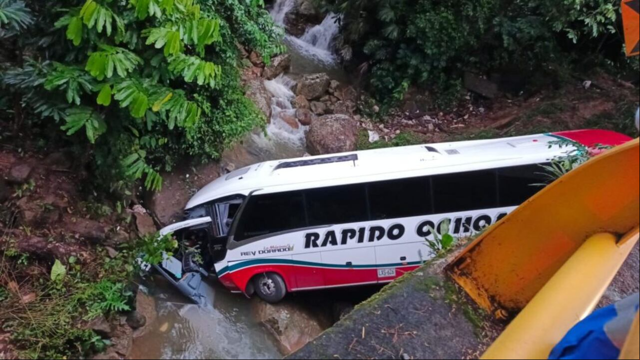 De acuerdo con las autoridades, el bus habría perdido el control saliendo de la vía.