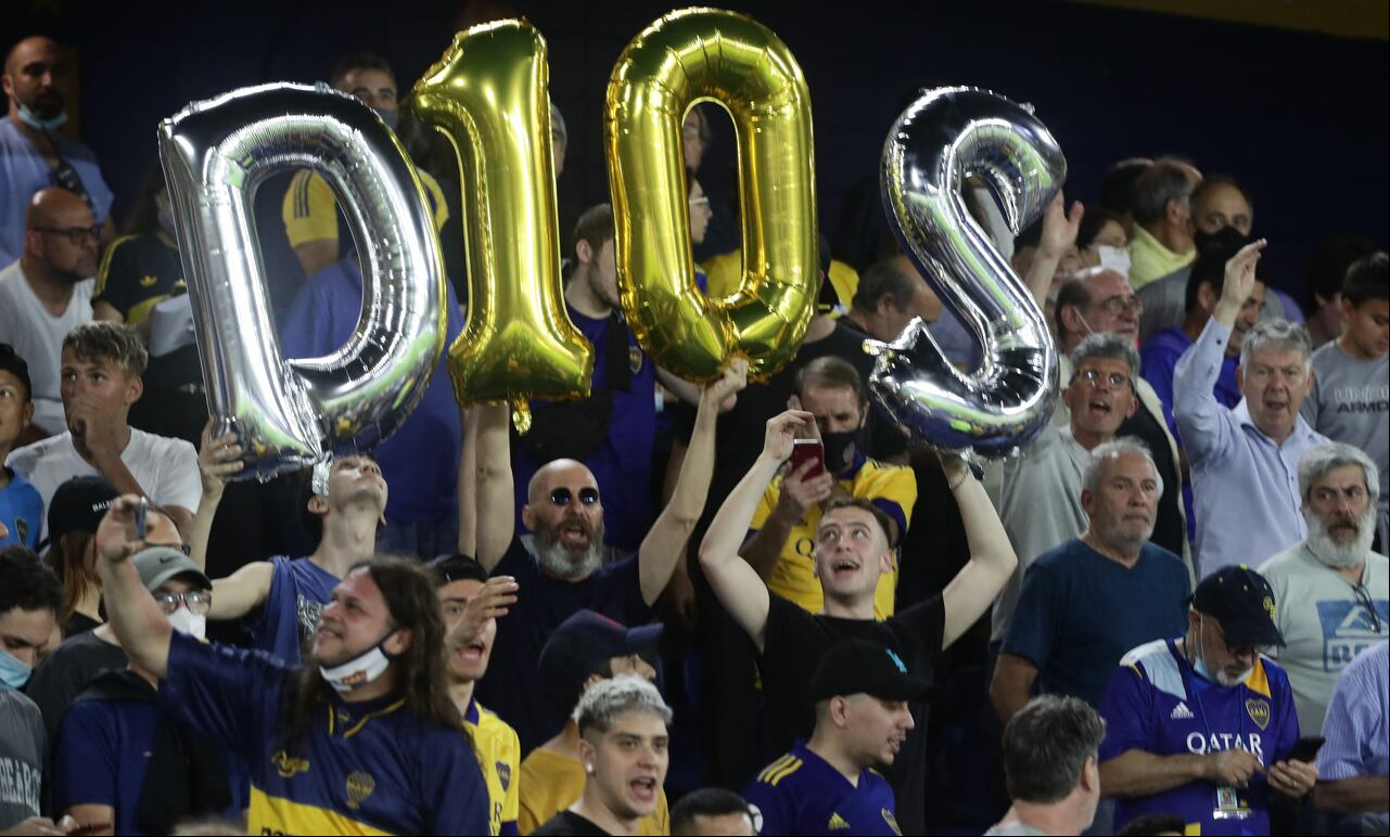 Hinchas de Boca Juniors en homenaje a Maradona