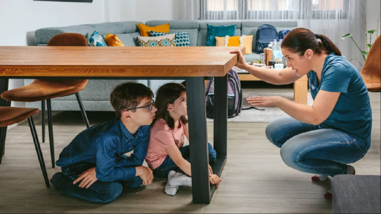 Ubicarse bajo una mesa o escritorio es una de las recomendaciones durante un sismo.