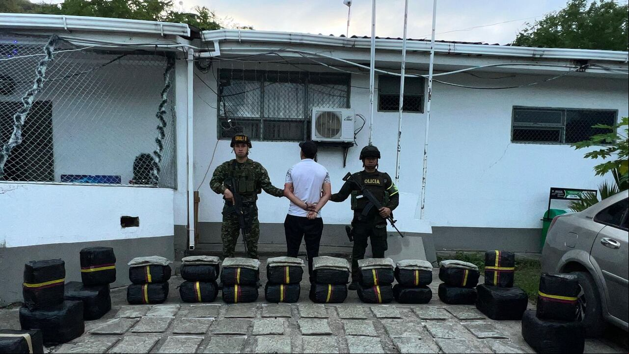 Este cargamento salió de la zona rural del municipio de Jambaló y tenía como destino el vecino país del Ecuador, donde su valor de duplica, indicó la Policía.