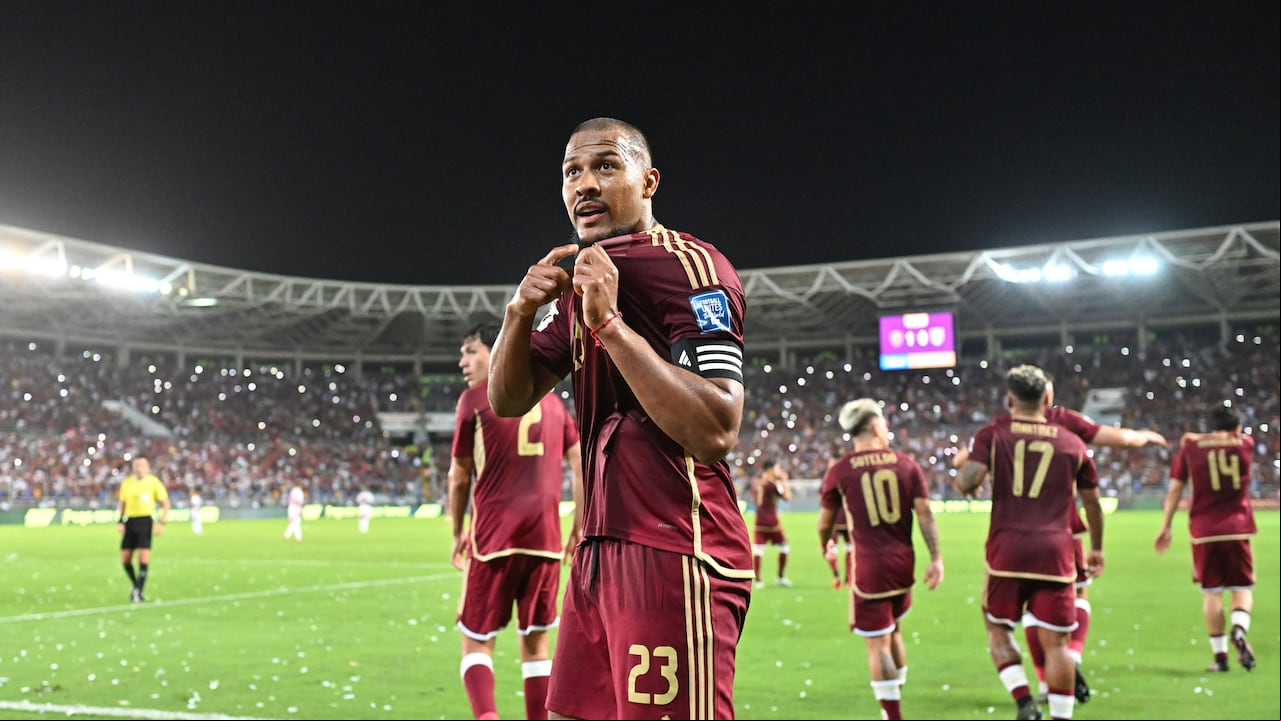El delantero #23 de Venezuela, Salomón Rondón, celebra después de anotar durante el partido de fútbol de las eliminatorias sudamericanas de la Copa Mundial de la FIFA 2026.