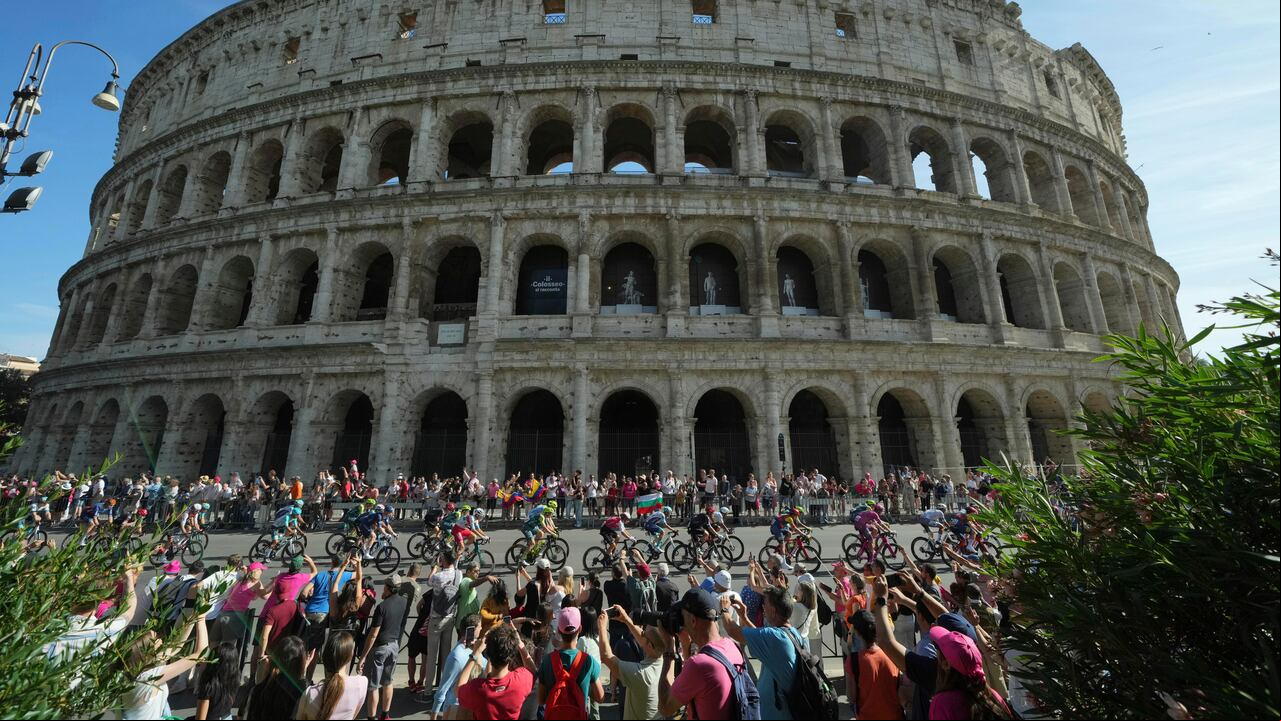 Los ciclistas son aclamados por los fanáticos mientras pasan por el antiguo Coliseo durante la etapa final de la carrera ciclista Giro de Italia en Roma, el domingo 26 de mayo de 2024. (Gian Mattia D'Alberto/LaPresse vía AP)