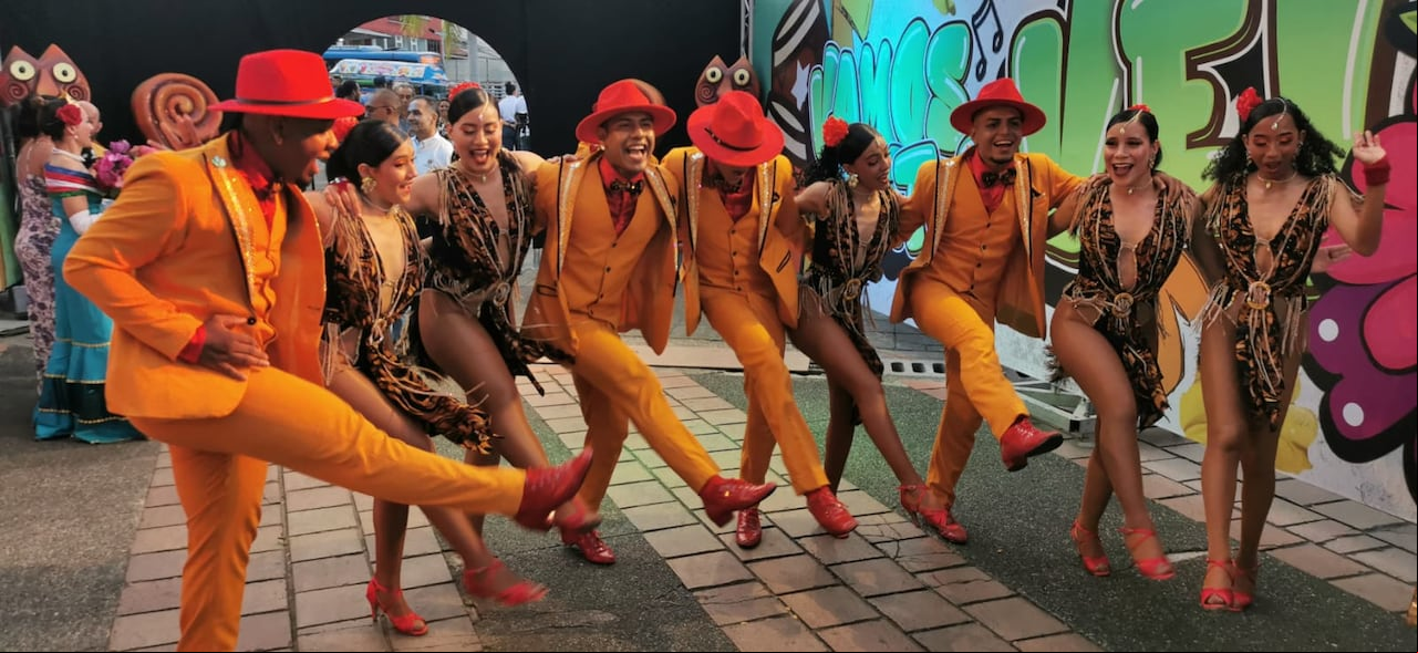 Los bailarines marcaron el paso durante el evento.
