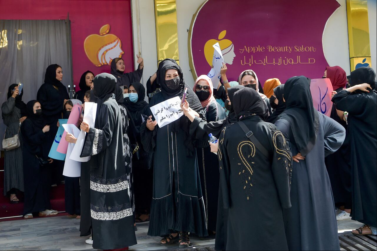 Las mujeres afganas organizan una protesta por sus derechos en un salón de belleza en el área de Shahr-e-Naw de Kabul el 19 de julio de 2023.