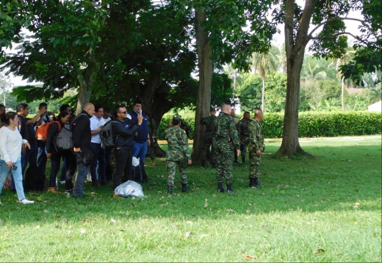 URG Fue impactado el tanque de la gasolina del helicóptero del Ejército que transportaba una comisión de la Procuraduría a zona rural de Tierralta, a investigar los abusos cometidos por militares contra la población civil. Todos los ocupantes ilesos pero el vuelo fue desviado a Carepa.