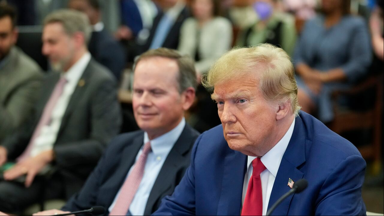 El expresidente Donald Trump se sienta en la sala del tribunal antes del inicio de los argumentos finales de su juicio civil por fraude empresarial en la Corte Suprema de Nueva York, el jueves 11 de enero de 2024