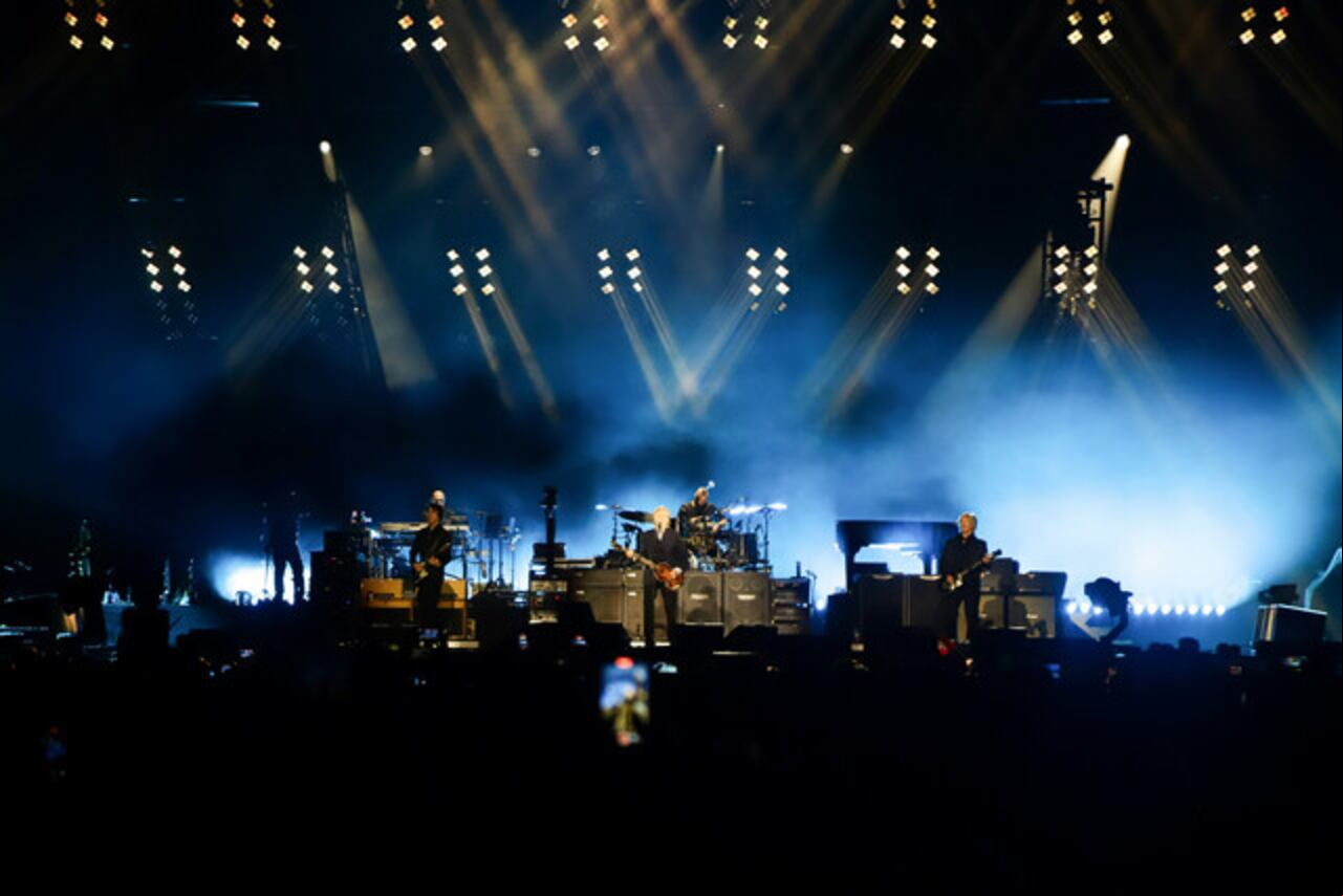 9:30 p.m. fue el momento en que casi se paraliza el corazón de muchos cuando Paul McCartney se subió al escenario