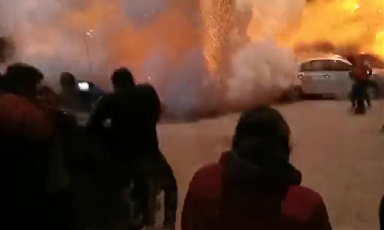 Aparatoso accidente con pólvora durante celebración del día de la virgen de Guadalupe en México dejó 14 heridos.