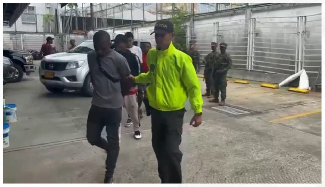 Gracias a una operación coordinada entre la Seccional de Investigación Criminal SIJIN y la Seccional de Inteligencia Policial, con el apoyo de la Armada Nacional, se logró la captura de cinco personas y la aprehensión de dos menores de edad en las comunas 10 y 12 de Buenaventura.