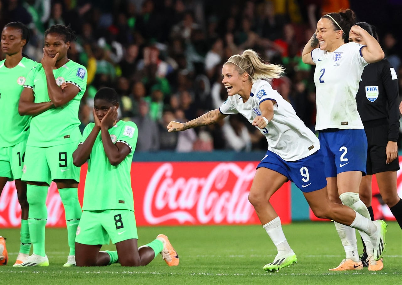 Rachel Daly de Inglaterra y Lucy Bronze de Inglaterra celebran después de ganar el partido de fútbol de octavos de final de la Copa Mundial Femenina contra Nigeria en Brisbane, Australia, el lunes 7 de agosto de 2023. De izquierda a derecha están Blessing Demehin de Nigeria, Desire Oparanozie de Nigeria y Asisat Oshoala de Nigeria , reaccionando después de perder. (Foto AP/Tercio Pickard)