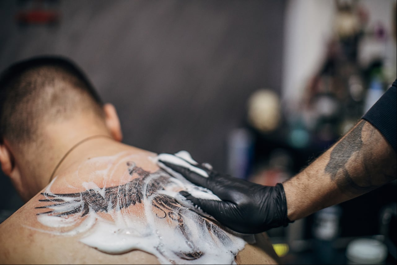 La incertidumbre sobre el uso del agua oxigenada en tatuajes destaca la importancia de la investigación y la comprensión de los métodos de cuidado.