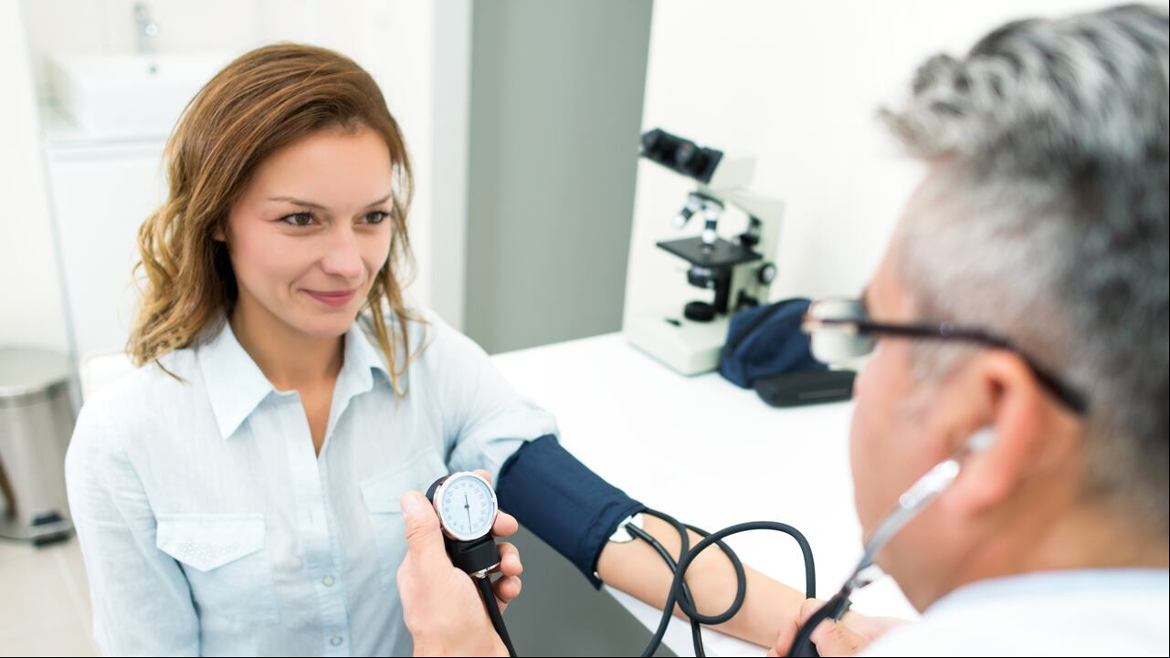 Presión arterial alta, hipertensión, tensiómetro, médico, enfermedad