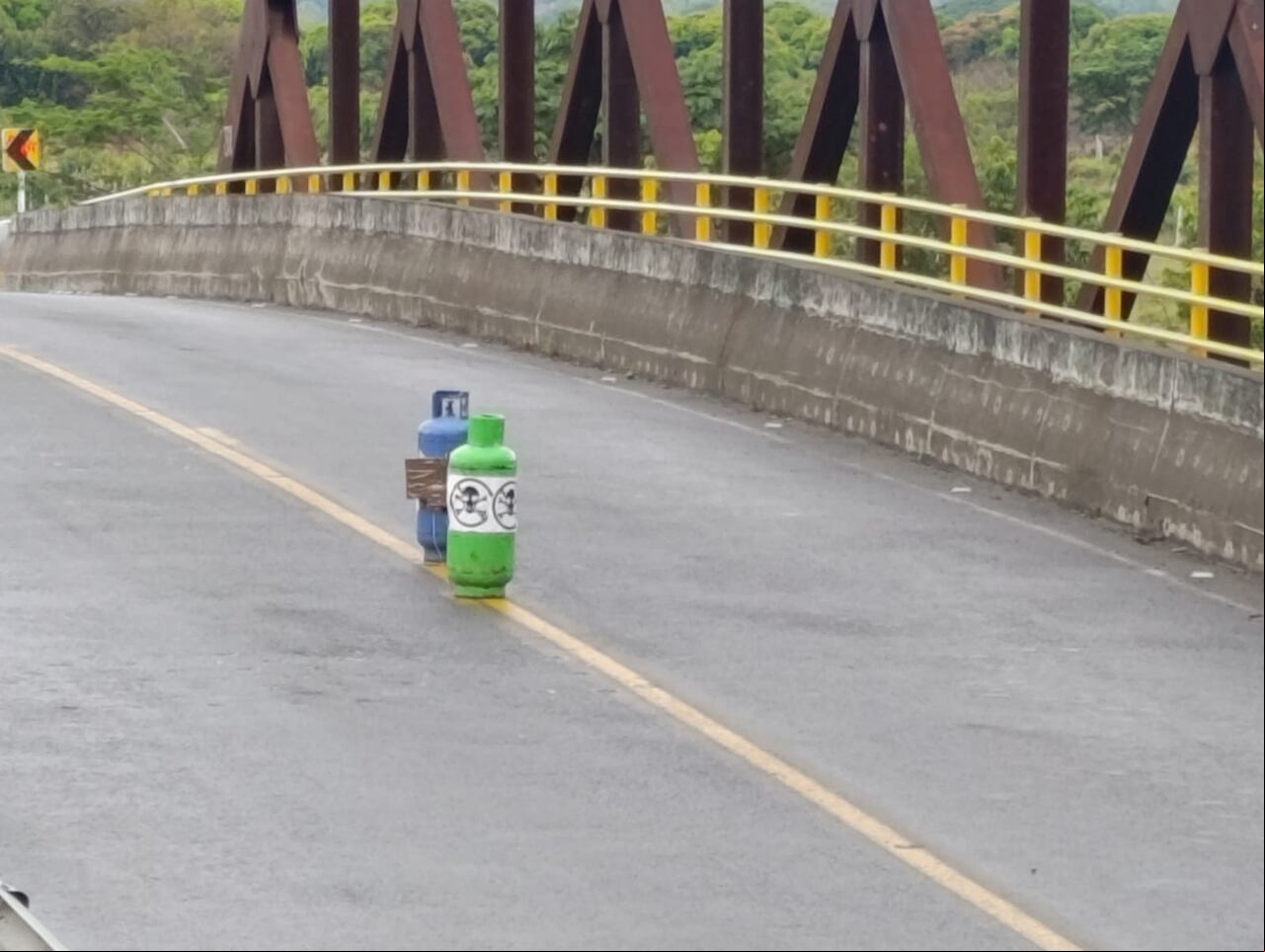 El paso de vehículos hacia estos municipios fue suspendido luego de la ubicación de cilindros cargados con explosivos en las entradas de Corinto y Caloto, en el norte del Cauca.