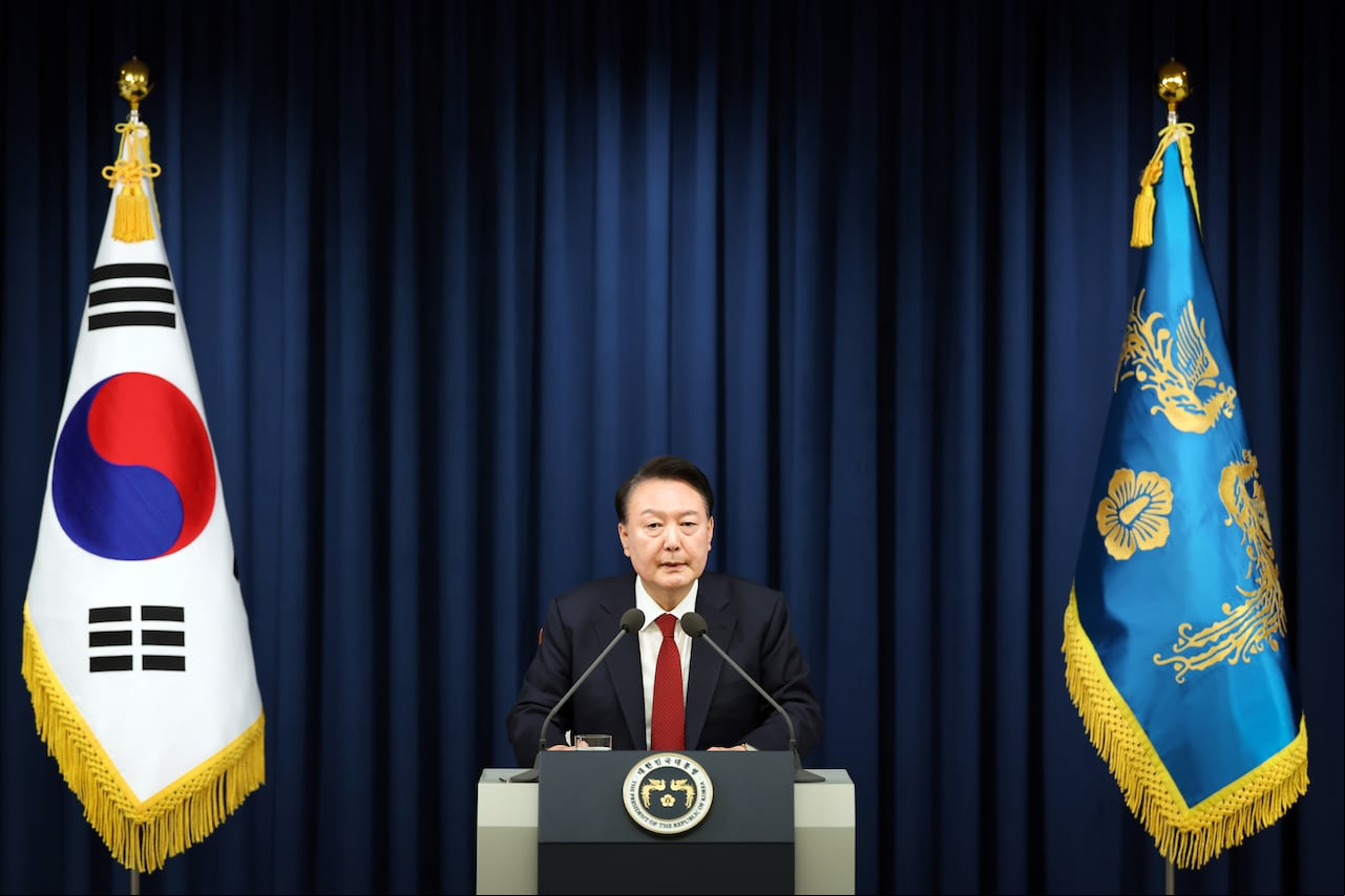 n esta imagen proporcionada por la Oficina Presidencial de Corea del Sur, el presidente de Corea del Sur, Yoon Suk-Yeol, habla durante la declaración de la ley marcial de emergencia en la Oficina Presidencial el 3 de diciembre de 2024 en Seúl, Corea del Sur.