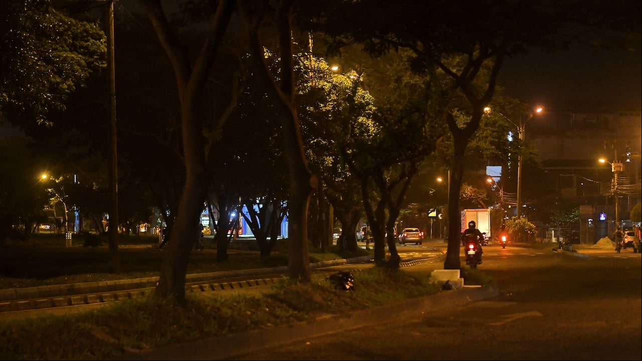 Cali: Informe autopista Simón Bolívar de noche, trancones, zonas oscuras e inseguras, mal estado de la malla vial. foto José L Guzmán. EL País