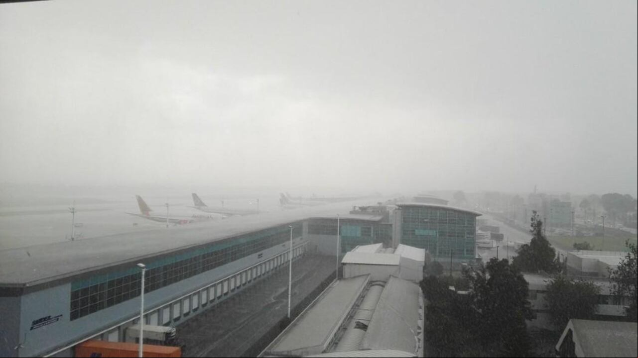 El aeropuerto Internacional El Dorado de Bogotá ha sido el más afectado por la condiciones climáticas.