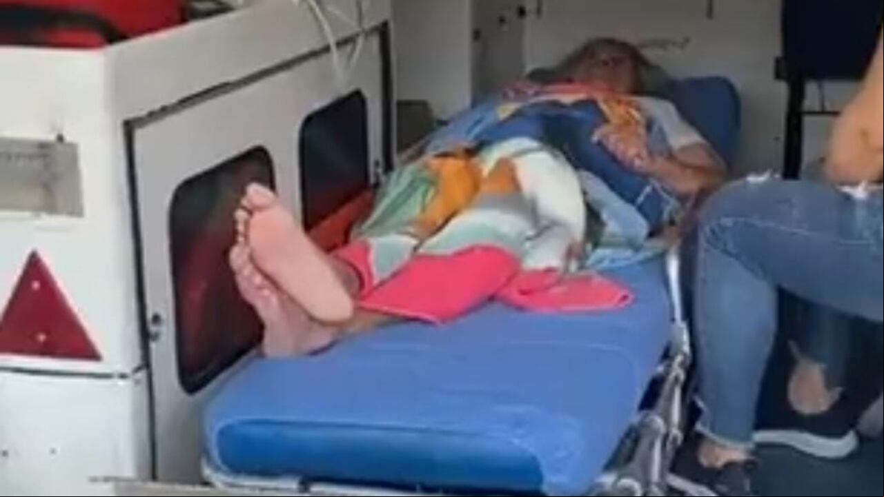 En el video se puede observar a la paciente esperando mientras los paramédicos están en una panadería en el sur de Cali.