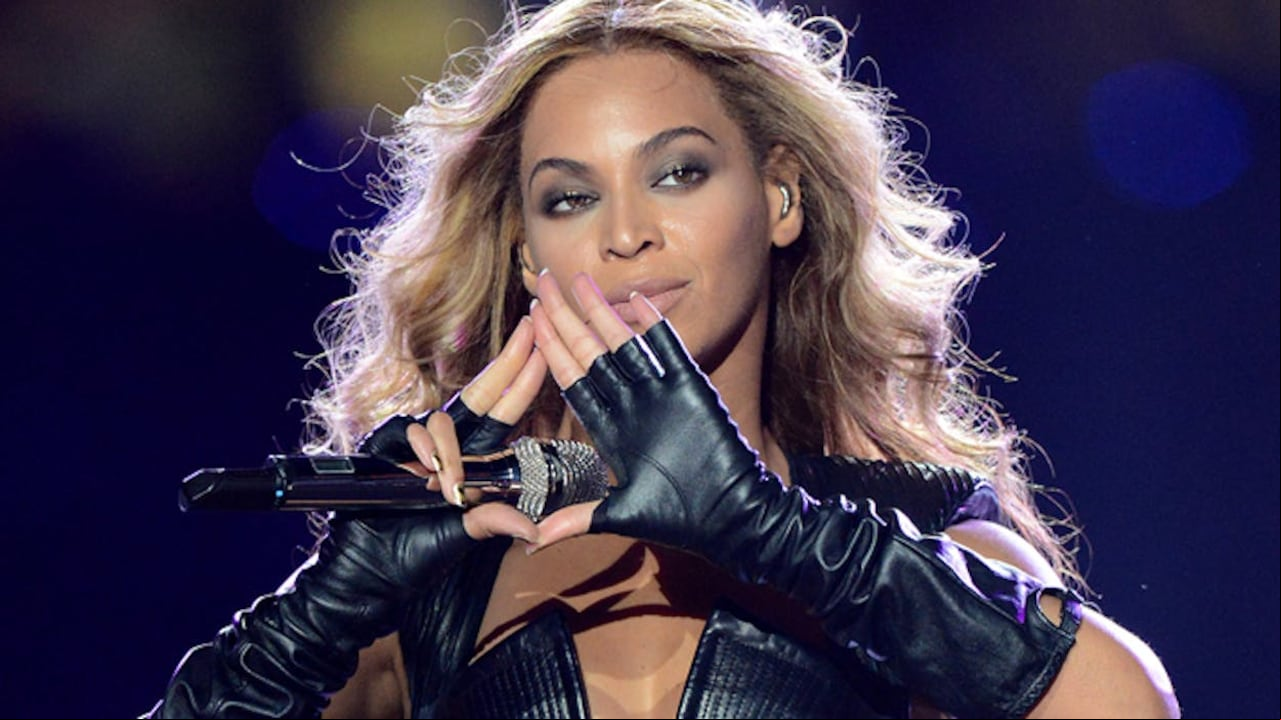 En algunas presentaciones, la cantante de Beautiful Liar se le ha visto posar con el símbolo de la sociedad secreta.