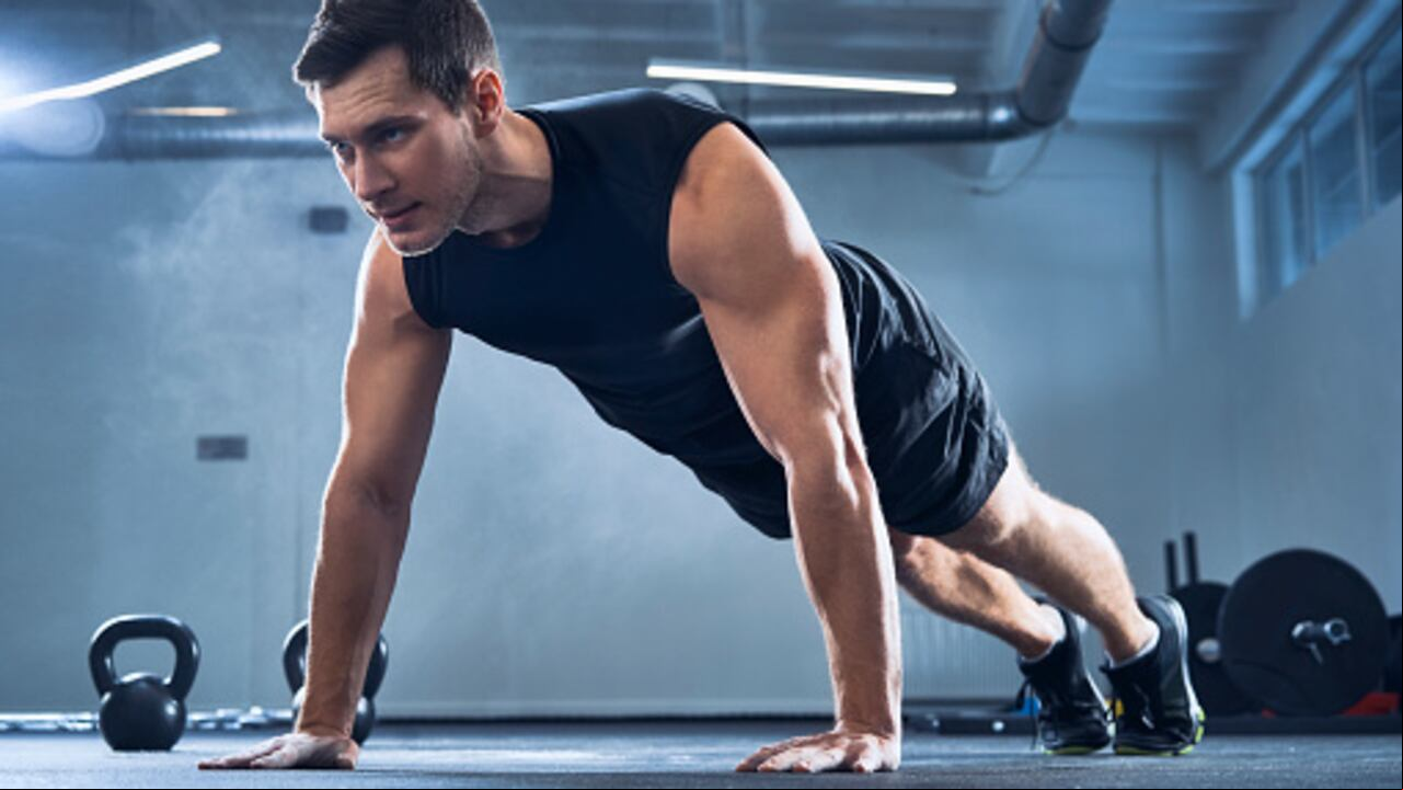 Son un tipo de ejercicio funcional muy completo en el que se activan músculos de todo el cuerpo, de ahí su efectividad. Trabaja pecho, tríceps, deltoides, fortalece el core y los estabilizadores de la espalda.